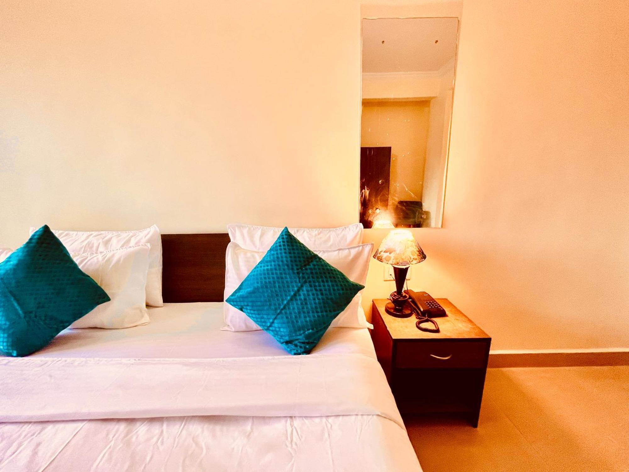 Summer Beach Resort, Goa - #Near Baga Beach #Swimming Pool #Garden #Bar #Lift #Premium Rooms #Property Of The Year #70565-84665 Calangute Esterno foto